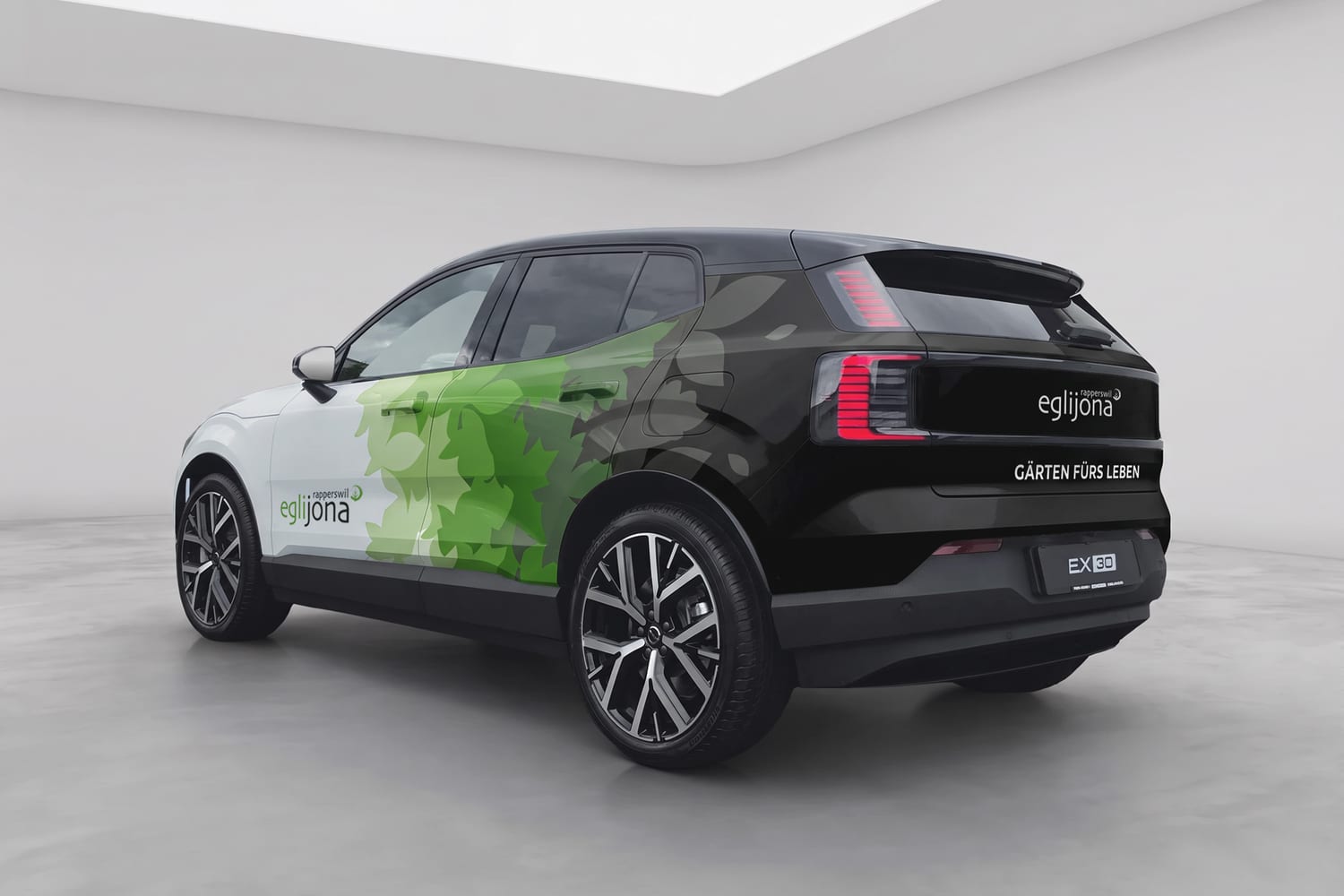 Volvo EX30 Heckansicht mit dem Claim «Gärten fürs Leben»