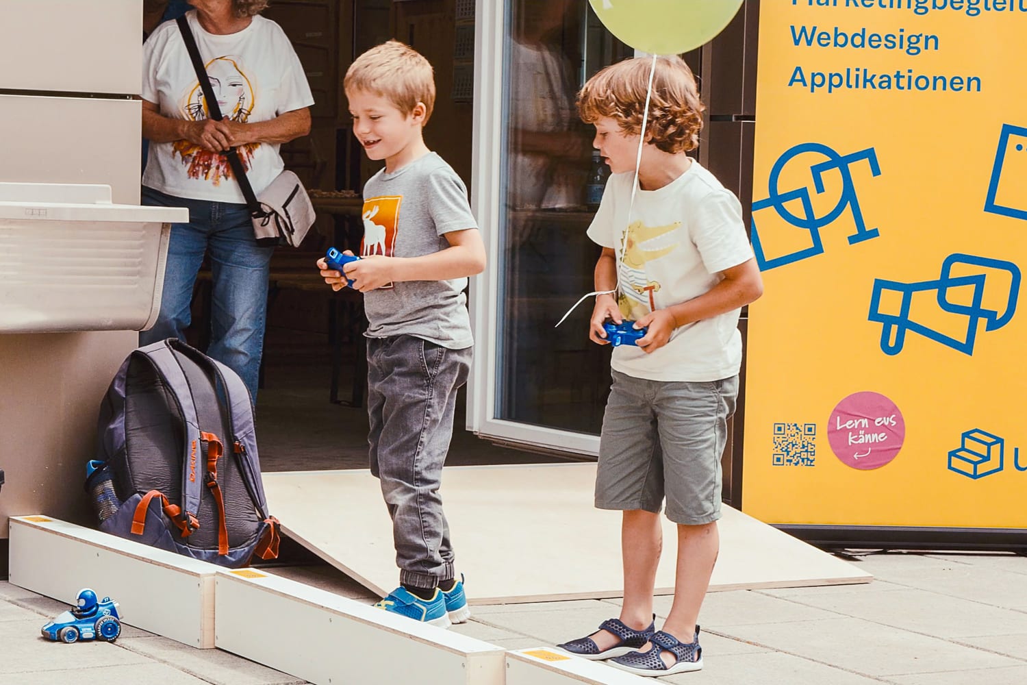 Junge Besucher spielen am Stand von Uftritt