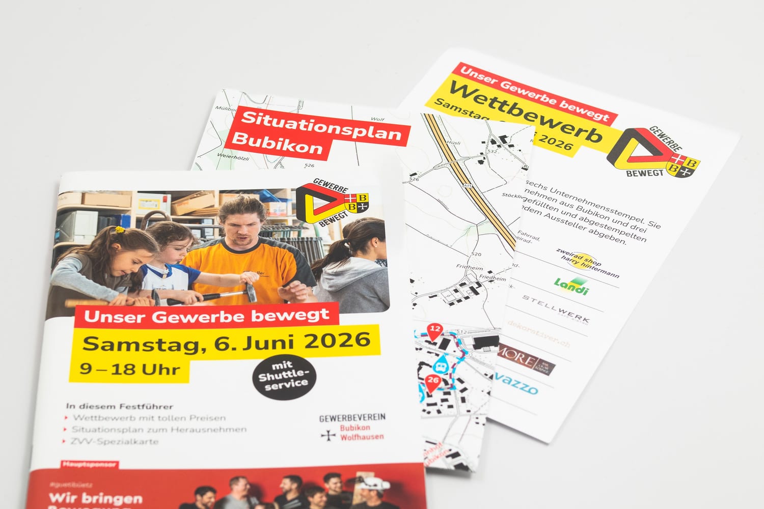 Aufgeschlagener Festführer mit Wettbewerb und Situationsplan
