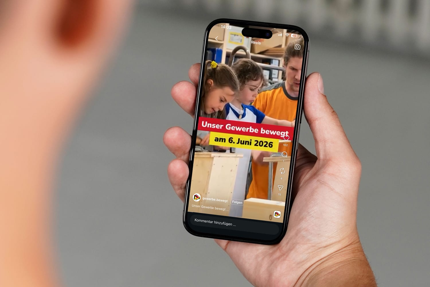 Instagram-Reel von Gewerbe bewegt auf dem Smartphone