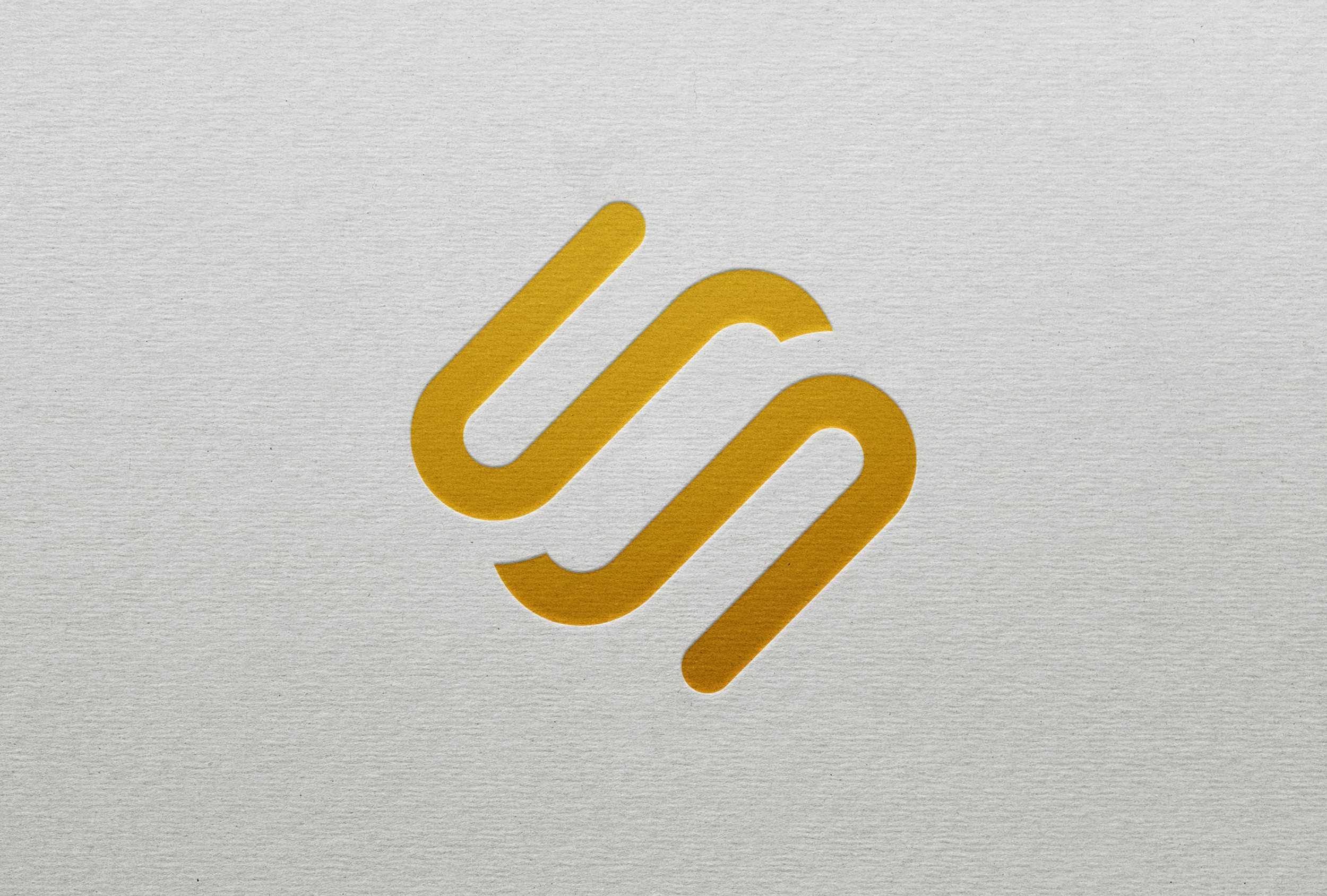 Logo von SOS Concept: verschlungenes S-Monogramm in Ockergold