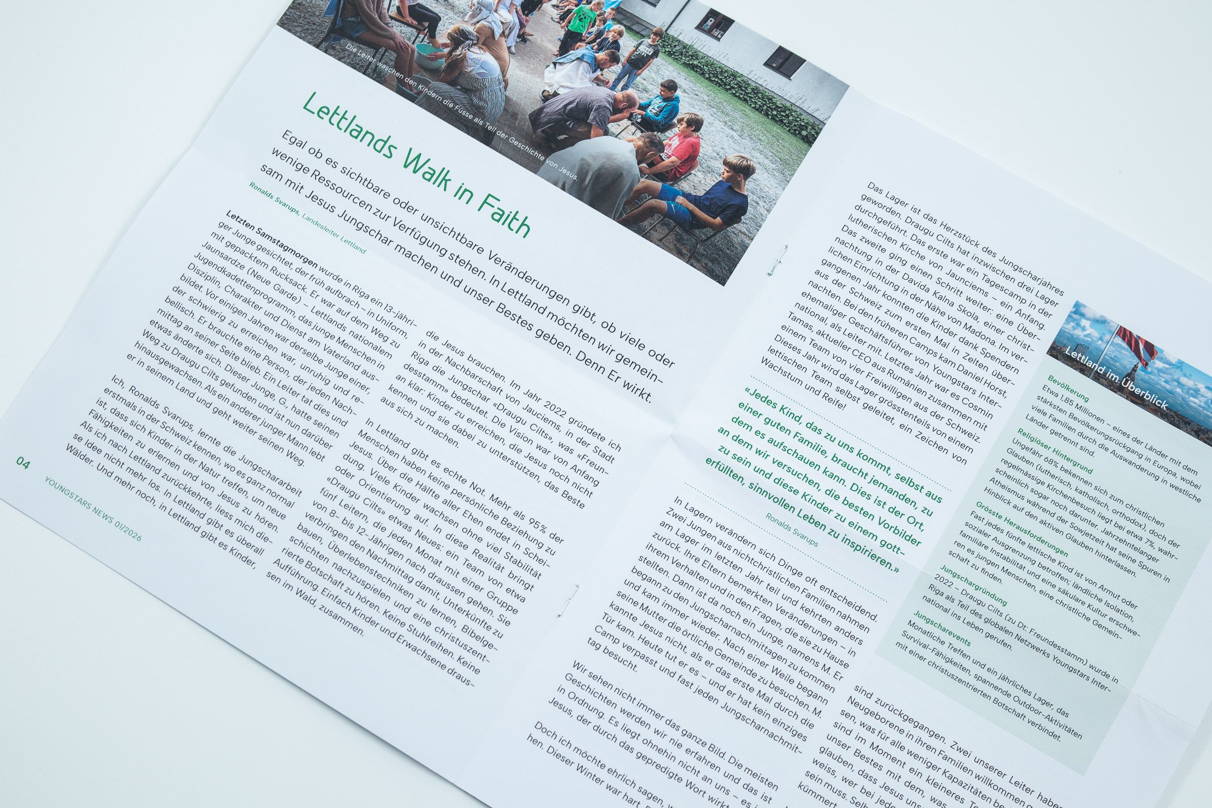 Aufgeschlagene Youngstars News mit Fotos aus der Jungschararbeit